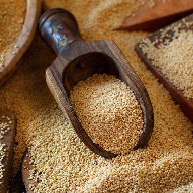 Karanlık bir tablo üzerinde ham organik Amaranth tahıl