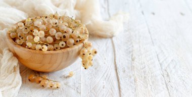 Olgun beyaz üzümü meyve bir kase içinde yakın çekim