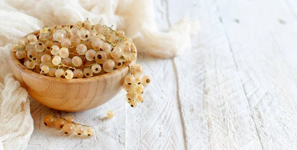 Olgun beyaz üzümü meyve bir kase içinde yakın çekim