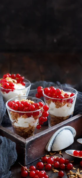 Kırmızı kuş üzümü ve bir bardak yoğurt kapat