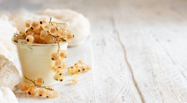 Olgun beyaz üzümü çilek bir kova yakın çekim