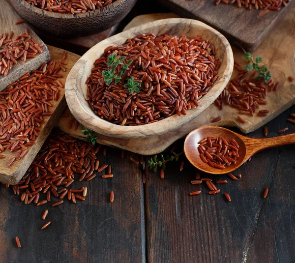 Arroz Rojo Sin Cocer Tazón Con Una Cuchara Madera Sobre —  Fotos de Stock