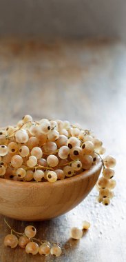 Olgun beyaz üzümü meyve bir kase içinde yakın çekim