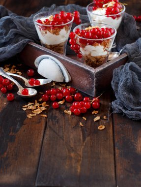 Kırmızı kuş üzümü ve bir bardak yoğurt kapat