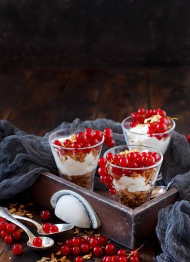Kırmızı kuş üzümü ve bir bardak yoğurt kapat