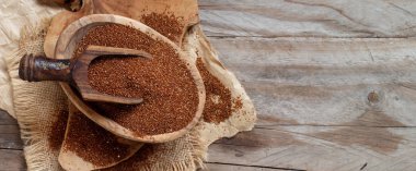 Pişmemiş teff tahıl bir kase kaşık üstten görünüm