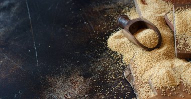 Karanlık bir tablo üzerinde ham organik Amaranth tahıl