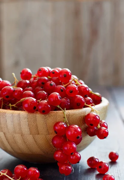 Ripe Red Currant Berries Wooden Bowl — Stock Photo, Image