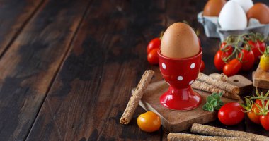  Rafadan yumurta gevrek ekmek ve ahşap bir masa üzerinde domates ile