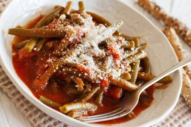 Komposto Fransızca fasulye domates ve rendelenmiş peynir ile