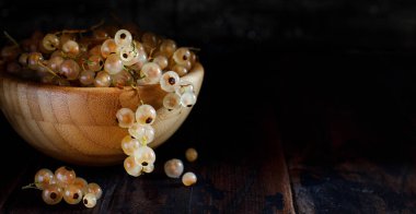 Olgun beyaz üzümü meyveleri koyu arka plan üzerinde bir kasede