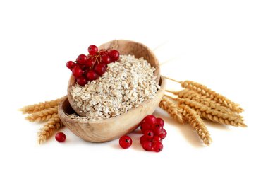 Haddelenmiş yulaf ve ahşap bir kase kırmızı kuş üzümü kapat