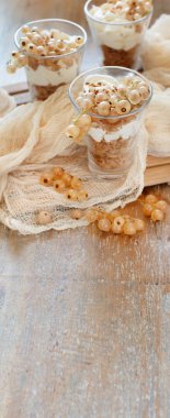 Beyaz kuş üzümü ve bir bardak yoğurt kapat