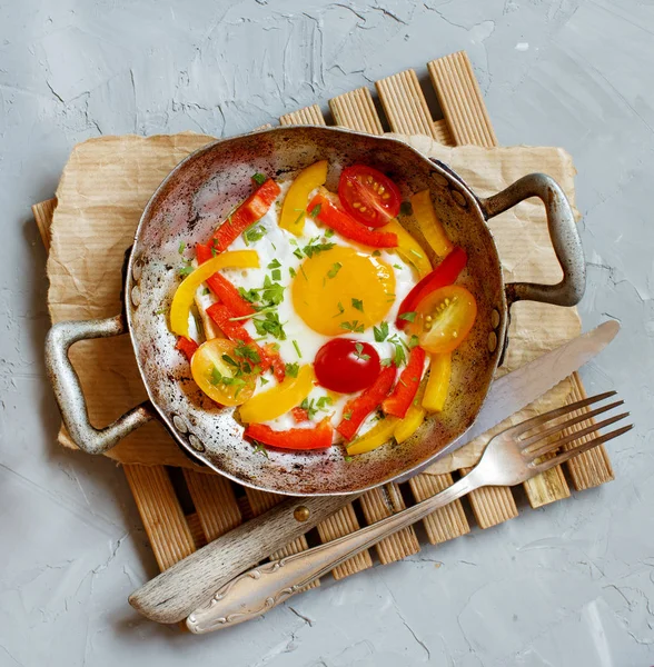 Fried Egg Bell Pepper Tomatoes Old Frying Pan — Stock Photo, Image