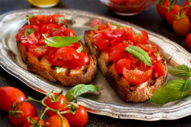 Ev yapımı İtalyan Bruschetta meze kiraz domates ve fesleğen ile