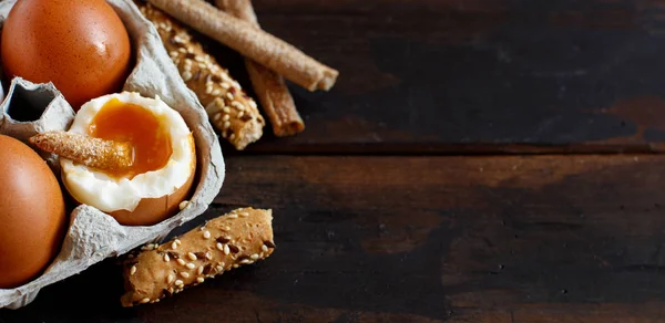 Löskokta Ägg Med Knäckebröd Ett Träbord — Stockfoto