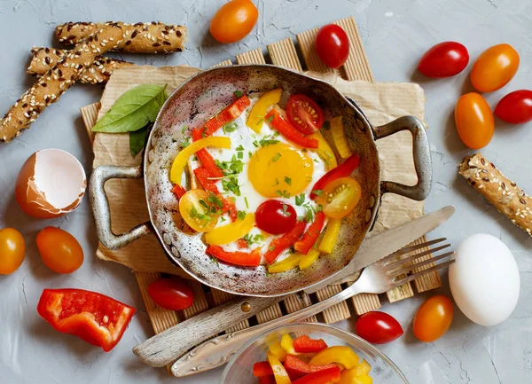 Telur Goreng Dengan Paprika Dan Tomat Wajan Tua — Stok Foto