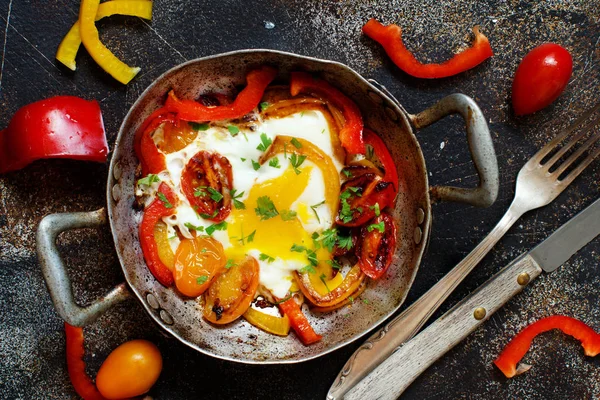 Gebakken Met Een Paprika Tomaten Een Oude Koekenpan — Stockfoto