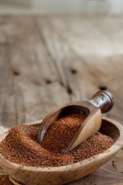 Bir kaşık ile bir kase içinde pişmemiş teff tahıl yakın çekim