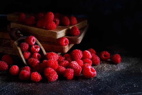 Raspberry Segar Pada Latar Belakang Gelap Menutup — Stok Foto