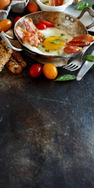 Kızarmış yumurta ve pastırmalı kahvaltı eski bir tavada