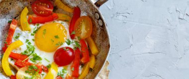 Biber ve domates eski bir tava üzerinde sahanda yumurta üzerinde 