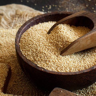 Karanlık bir tablo üzerinde ham organik Amaranth tahıl