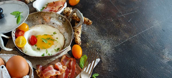 古いフライパンで揚げ卵とベーコンと朝食 — ストック写真