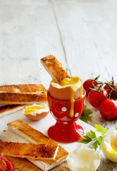 Jajko Miękko Grzankami Pomidory Biały Drewniany Stół — Zdjęcie stockowe