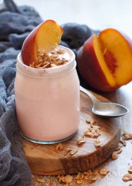 Taze şeftali ve bir bardak yoğurt kapat