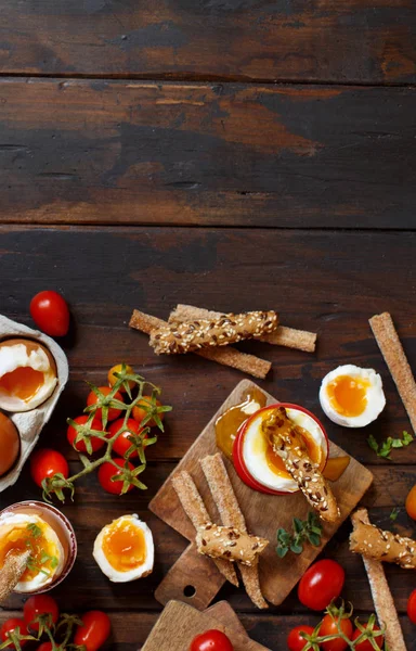 Zacht Gekookt Met Krokant Brood Tomaten Een Houten Tafel — Stockfoto