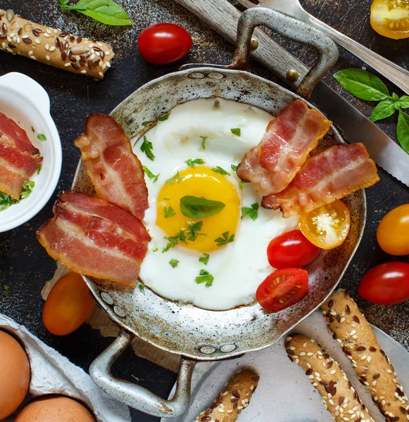 Сніданок Смаженими Яйцями Беконом Старій Сковороді — стокове фото