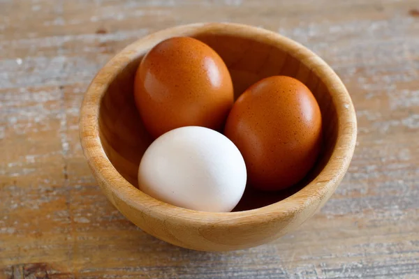 Los Huevos Pollo Tazón Sobre Una Mesa Madera Cierran — Foto de Stock