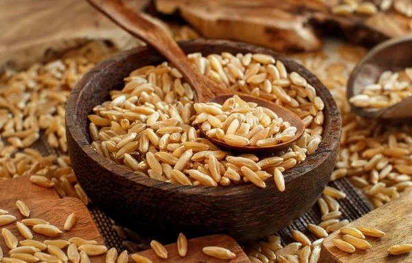 Grano Crudo Kamut Tazón Madera Con Una Cuchara — Foto de Stock