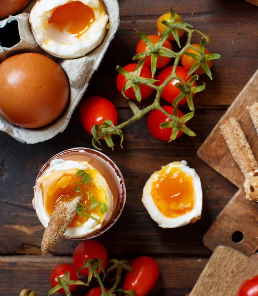 Zacht Gekookt Met Krokant Brood Tomaten Een Houten Tafel — Stockfoto