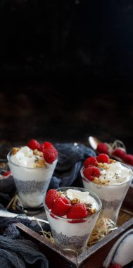 Ahududu ve yoğurt chia puding parfait bir cam kapat