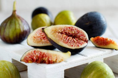 Taze mor ve yeşil incir yakın çekim