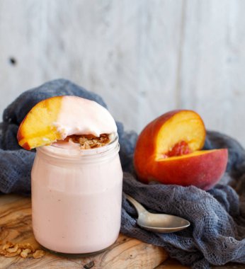 Taze şeftali ve bir bardak yoğurt kapat