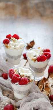 Ahududu ve yoğurt chia puding parfait bir cam kapat