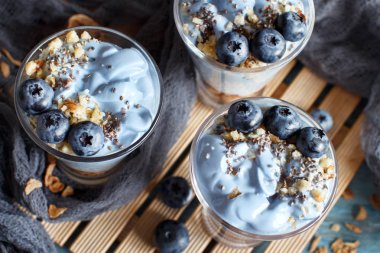 Yaban mersini ve yoğurt chia puding parfait bir cam kapat