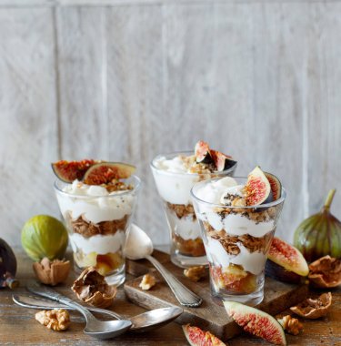 İncir ve granola bir cam ile Yunan yoğurt yakın çekim