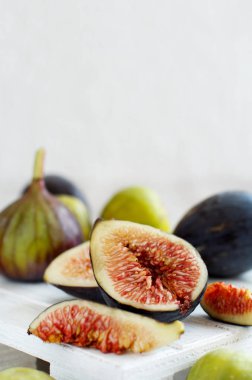 Taze mor ve yeşil incir yakın çekim