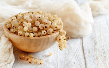 Olgun beyaz üzümü meyve bir kase içinde yakın çekim