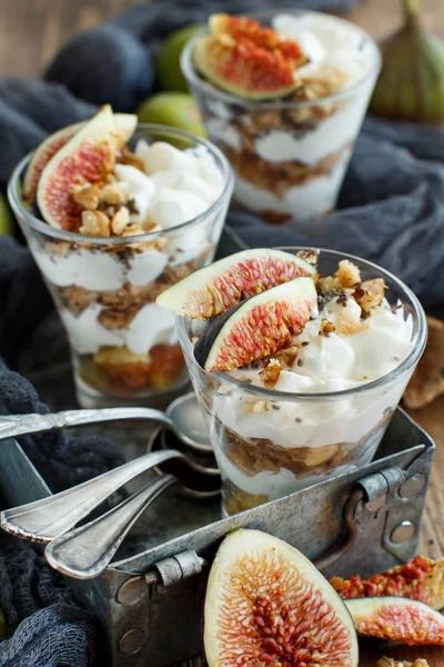Grecki Jogurt Fig Muesli Szklance Bliska — Zdjęcie stockowe