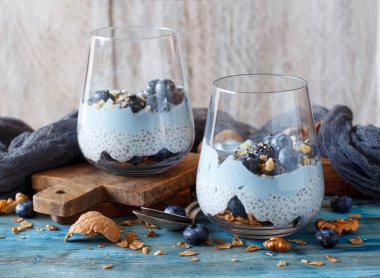 Yaban mersini ve yoğurt chia puding parfait bir cam kapat