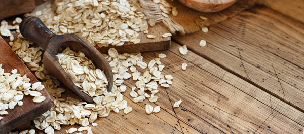 Haferflocken Mit Einem Löffel Nahaufnahme Auf Einem Holztisch — Stockfoto