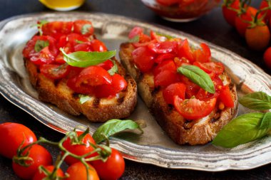 Ev yapımı İtalyan Bruschetta meze kiraz domates ve fesleğen ile