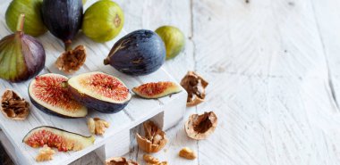 Taze mor ve yeşil incir yakın çekim