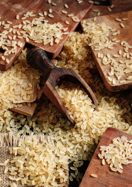 Parboiled Reis Mit Einem Holzlöffel Großaufnahme — Stockfoto
