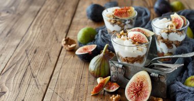 Taze mor ve yeşil incir yakın çekim